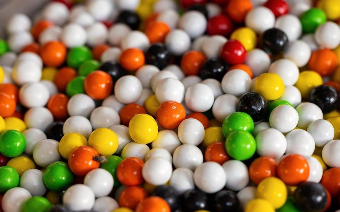 Bombones surtidos con diseño elegante y acabado brillante